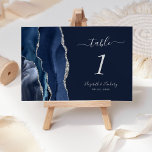 Moderne Navy Blue Silver Agate Hochzeit Tischnummer<br><div class="desc">Der links Rand dieser eleganten modernen Hochzeitskarte weist eine marineblau-Aquarellgrenze auf,  die mit Imitaten aus silberfarbenem Glitzer bestickt ist. Der anpassbare Text kombiniert silbergraue Handschrift,  kursiv und kopperplate Schriftart auf einem marineblauen Hintergrund.</div>