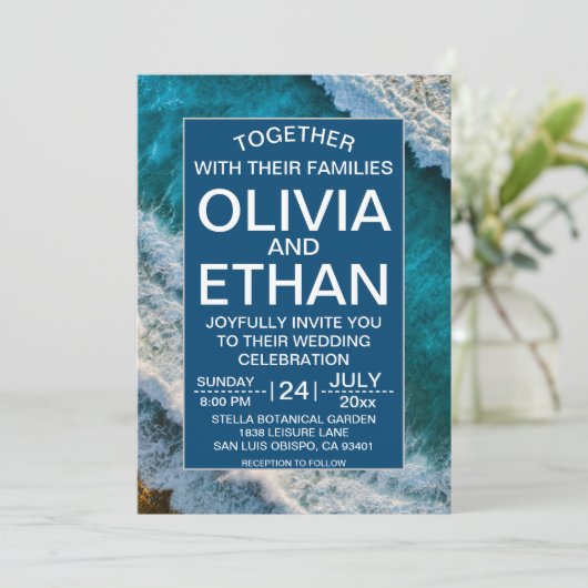 Moderne Navy Blue Waves Summer Beach Hochzeit Einladung (Stehend Vorderseite)
