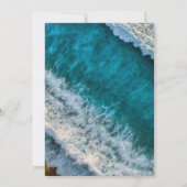 Moderne Navy Blue Waves Summer Beach Hochzeit Einladung (Rückseite)