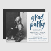 Moderne Navy Brush Script Foto Graduation Party Magneteinladung (Vorne/Hinten)
