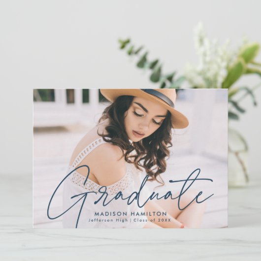 Moderne Navy Script Foto Graduation Party Einladung (Stehend Vorderseite)
