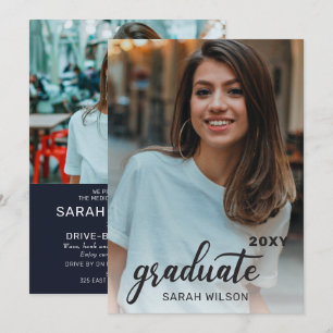 Moderne Navy-Script-Graduate mit zwei Fotos Einladung