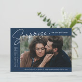 Moderne Navy Überraschung Foto Verlobung Ankündigung (Stehend Vorderseite)