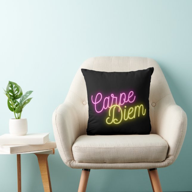 Moderne Neon Carpe Diem Word Art Kissen (Stuhl )
