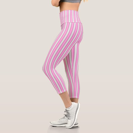 Moderne Neon-Pink-Streifen mit 3D-Effekt Capri Leggings (Links)