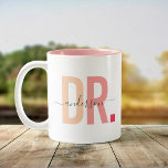 Moderne neue Doktor-Individuelle Name-Wertschätzun Zweifarbige Tasse<br><div class="desc">Niedliches,  modernes Sprichwort DR in moderner Typografie in staubigen Rosatönen mit Familienname in trendiger Schriftzeichen-Kalligraphie auf einer zweifarbigen Kaffee-Tasse. Perfektes Dankeschön für einen Spezialisten in Ihrem Leben,  ein herzliches Dankeschön oder ein Promotion-Abschluss!</div>