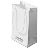 Moderne neutrale Monogramm-Design Kleine Geschenktüte (Rückseite Schrägansicht)