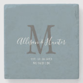 Moderne Newlyweds etablierte Dusty Blue Monogram Steinuntersetzer (Vorderseite)