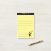 Moderne niedliche Honigbiene auf schwarz-gelb Post-it Klebezettel (Auf Schreibtisch)