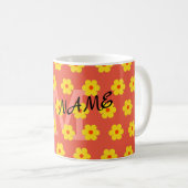 Moderne niedliche Retro-Blumen-Initial Kaffeetasse (VorderseiteRechts)