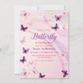Moderne Niedliche rosa Schmetterlinge zum ersten M Einladung (Vorderseite)