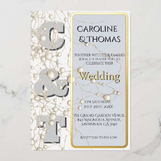 Moderne Nonkonformistin Pearl Gold Script Wedding Folieneinladung (Vorderseite)