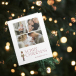 Moderne Nutcracker Frohe Weihnachten 3-Familie Fot Karte<br><div class="desc">Feiern Sie die Urlaubssaison mit der Modern Nutcracker Frohe Weihnachten 3 Foto Typografy Card! Diese atemberaubende Karte bietet ein wunderschönes Aquarellnässer-Set vor einem Hintergrund festlicher Typografie in einer weinroten Farbe. Personalisieren Sie Ihre 3 Fotos und Familiennamen, um Ihre Karte wirklich einzigartig zu machen. Beim Öffnen der Karte werden traditionelle Urlaubselemente,...</div>