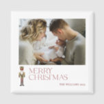 Moderne Nutcracker Frohe Weihnachts-Foto Typografi Magnet<br><div class="desc">Erleben Sie mit diesem Modern Nutcracker Frohe Weihnachts-Foto Typografie Magnet den Urlaubssinn. Dieser schöne Magnet ergänzt Ihre Einrichtung perfekt und bringt allen, die es sehen, ein Lächeln! Die festliche Bordeaux-Typografie hebt sich von der Wasserfarbe Nutcracker ab und verleiht ihr ein einzigartiges Aussehen. Sie können es sogar mit Ihrem Foto und...</div>