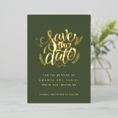 Moderne Olive Green Calligraphy Script Wedding Folieneinladung (Stehend vorne)