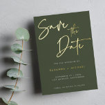 Moderne Olive Green Calligraphy Script Wedding Folieneinladung<br><div class="desc">Modernes Olive Green Gold Foil Kalligrafie Skript Hochzeit Speichern Sie die Date Card mit Goldfolie. Ändern Sie die Farbe der Folie in eine andere Farbe,  wenn Sie möchten. Auch die Hintergrundfarbe kann geändert werden.</div>