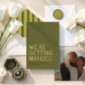 Moderne Olive Green Typografy | Dicke Streifen zur Einladung