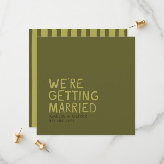 Moderne Olive Green Typografy | Dicke Streifen zur Save The Date (Vorderseite/Rückseite Beispiel)