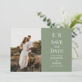 Moderne Olive Monogram Foto Save the Date Card Einladung (Stehend Vorderseite)