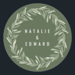 Moderne Olivenbäume Runder Aufkleber<br><div class="desc">Moderne,  minimale Olivenbäume Hochzeitsfeier zu Gunsten der Aufkleber. Schöne elegante Aquarellbilder. Teil einer kompletten Hochzeitskollektion.</div>