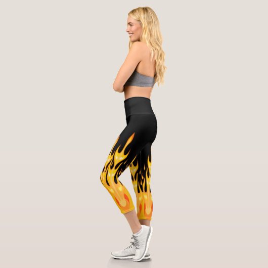 Moderne orange-gelbe Feuer Flammen schwarz Capri Leggings (Links)