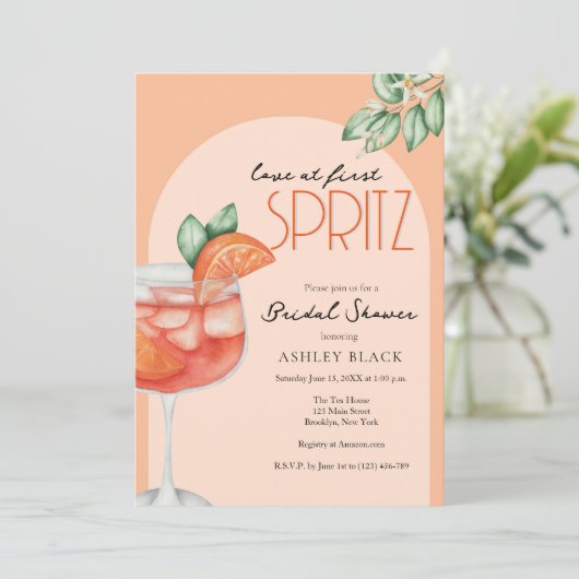 Moderne Orange Liebe im First Spritz Brautparty Einladung (Stehend Vorderseite)