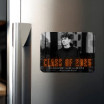 Moderne Orange Neon Class 2023 Foto Abschluss Magnet<br><div class="desc">Mit unseren Magneten aus dem Neon-Abschluss kündigen Sie die besondere Leistung Ihres Abschlusses an. Der moderne Abschluss Magnet zeigt das horizontale Foto des Absolventen mit der "Klasse von 2023" in orangefarbenen Neonbuchstaben. Personalisieren Sie den Magneten für den Foto-Abschluss, indem Sie den Namen und den Namen des Absolventen hinzufügen. Der Abschluss...</div>