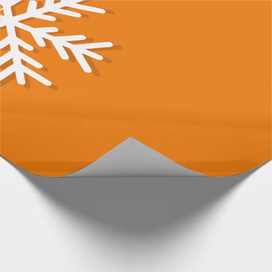 Moderne Orange- und Weißschneeflocken Geschenkpapier (Ecke)