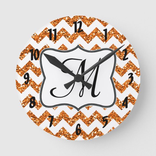 Moderne Orange Zickzack Monogram Erstklemme Runde Wanduhr (Vorderseite)