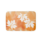 Moderne orangefarbene Blätter mit weißem Ahorn Badematte (Vorderseite)