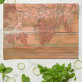 Moderne orangefarbene Blütendrucke auf gestreiftem Handtuch (Gefaltet)