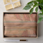 Moderne orangefarbene Blütendrucke auf gestreiftem Seidenpapier (Geschenk)