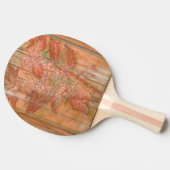 Moderne orangefarbene Blütendrucke auf gestreiftem Tischtennis Schläger (Seitenansicht)
