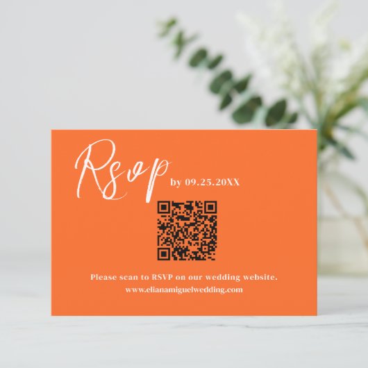 Moderne orangefarbene QR Code Response Card Hochze RSVP Karte (Stehend Vorderseite)