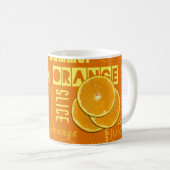 Moderne orangefarbene Typografie Fruchtscheibe Kaffeetasse (VorderseiteRechts)