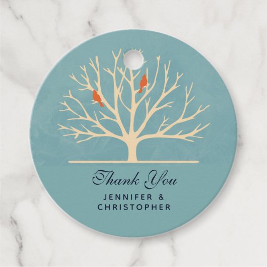 Moderne orangefarbene Vögel in einer großen Baumho Geschenkanhänger (Vorderseite)