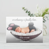 Moderne Osterfrühlingskünstlerin Bunny Birth Ankün Feiertagskarte (Stehend Vorderseite)