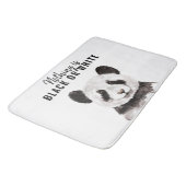 Moderne Panda schwarz und weiß mit Zitat Badematte (Schrägansicht)