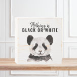 Moderne Panda schwarz und weiß mit Zitat Holzkisten Schild<br><div class="desc">Moderne Panda schwarz und weiß mit Zitat</div>