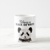 Moderne Panda schwarz und weiß mit Zitat Kaffeetasse (Mittel)