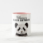 Moderne Panda schwarz und weiß mit Zitat Zweifarbige Tasse (Mittel)