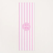 Moderne Pastel Pink Mit Monogramm Weibchen Streife Yogamatte (Vorderseite)