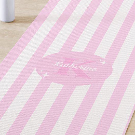 Moderne Pastel Pink Mit Monogramm Weibchen Streife Yogamatte
