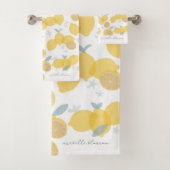 Moderne Pastell Citrus Lemons Monogram Script Badhandtuch Set (Insitu)