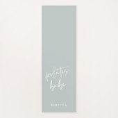 Moderne Pastell-Grüne Kalligraphie Pilates Yogamatte (Vorderseite)