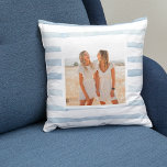 Moderne Pastellblauer Streifen | FOTO Kissen<br><div class="desc">Kissen sorgen für durchdachte und praktische Geschenke und bieten dem Gast Komfort und Entspannung. Hier ist eine Beschreibung der Kissen als Geschenk: Geben Sie das Geschenk von ultimativem Komfort und Entspannung mit diesen luxuriösen Kissen. Diese Kissen sind mit edlen Materialien gefertigt und sollen ein angenehmes Schlaf-Erlebnis bieten und das Wohlbefinden...</div>
