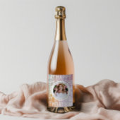 Moderne pastellfarbene Regenbogen-Rosa Foto Geburt Weinetikett