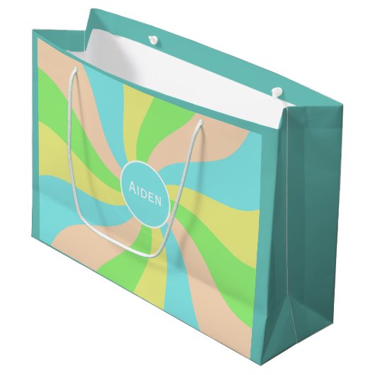 Moderne pastellfarbene whimsical Muster Name eines Große Geschenktüte (Vorderseite Schrägansicht)