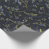 Moderne pastellgelbe Lila auf schwarzen Beeren Geschenkpapier (Ecke)