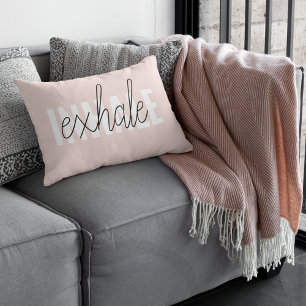 Moderne Pastellrosa Einatmungs-Ausatmungs-Zitat Dekokissen